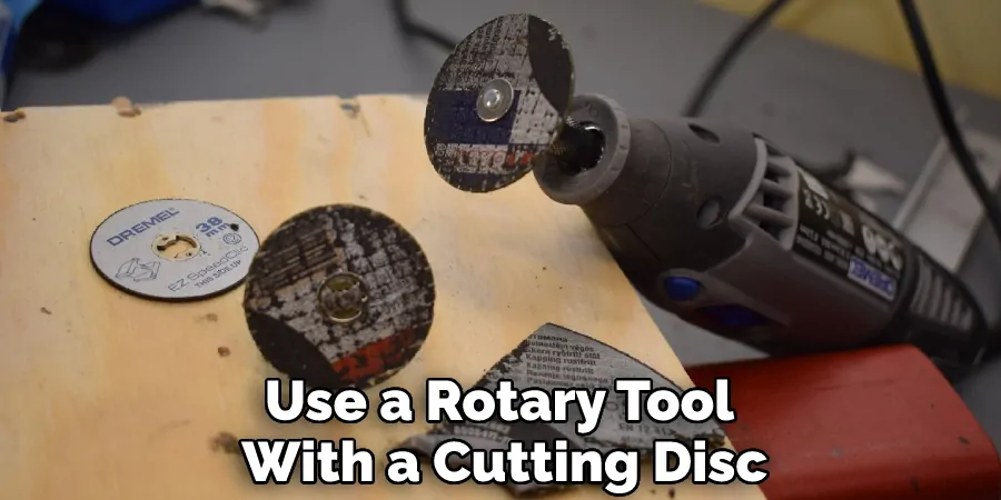 Use a Rotary Tool With a Cutting Disc