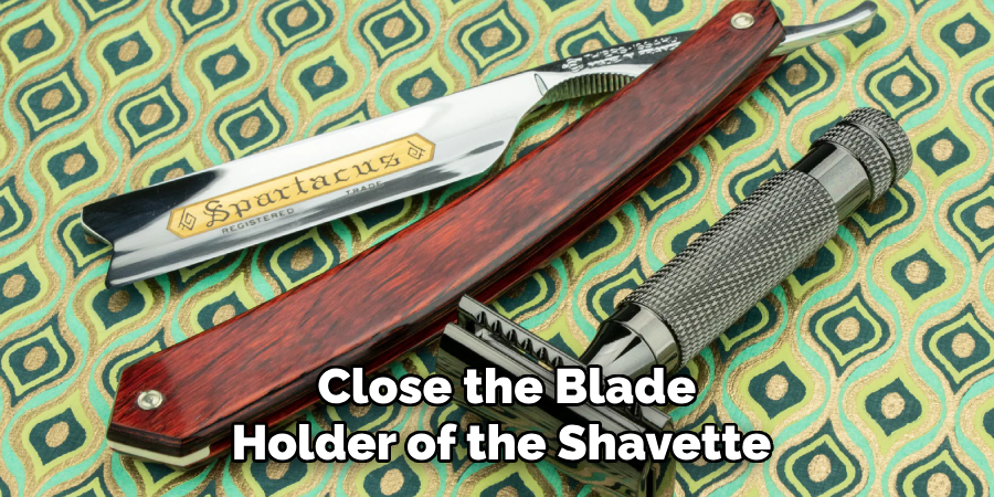 Close the Blade Holder of the Shavette